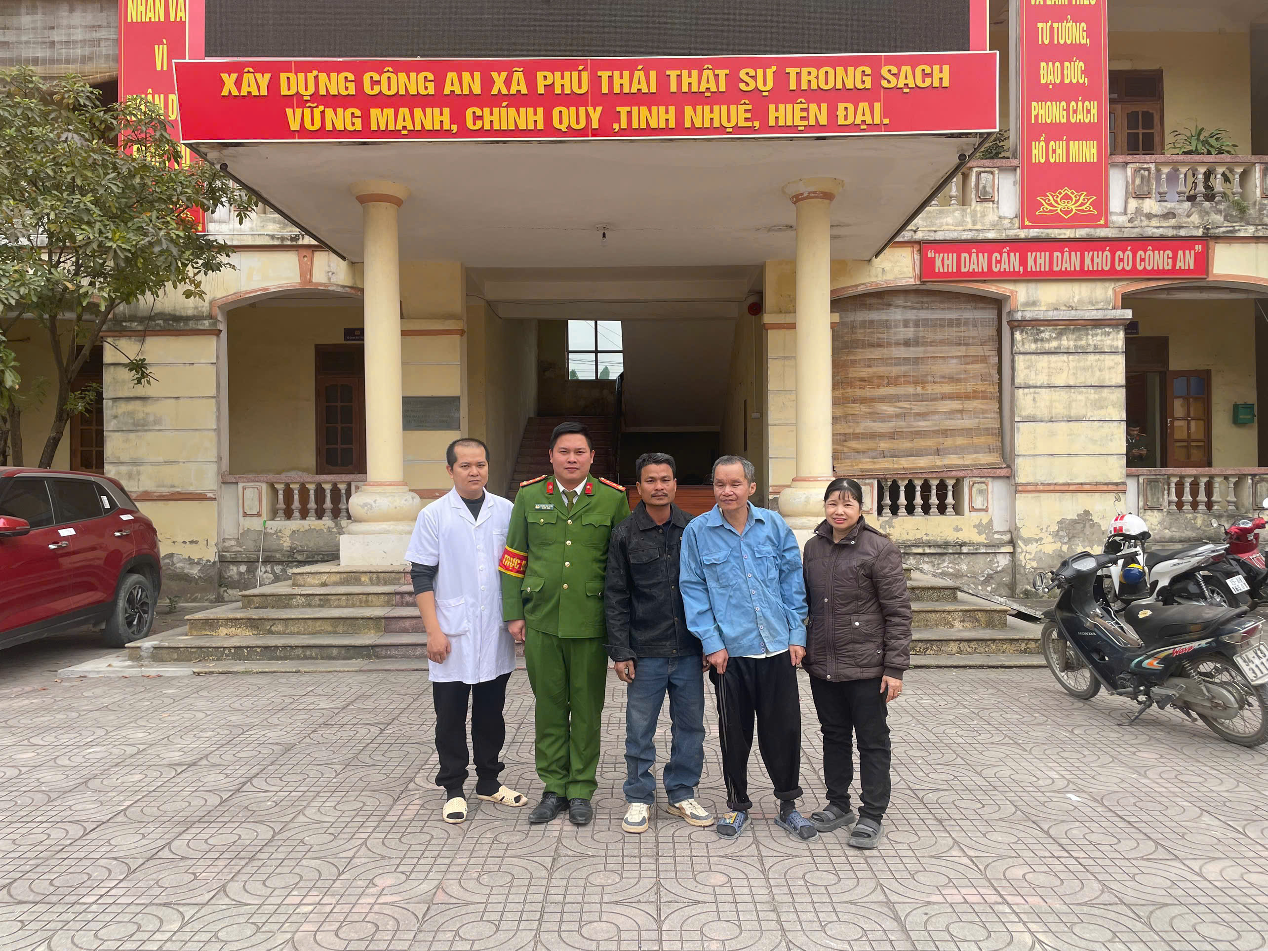 Công an xã Phú Thái giúp đỡ nhân dân tìm người bị lạc